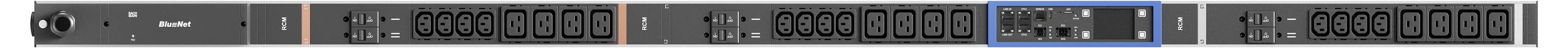 Vorderansicht von zwei schwarzen, rackgestützten Audiogeräten mit digitalen Displays und Bedienfeldern, nebeneinander angeordnet.