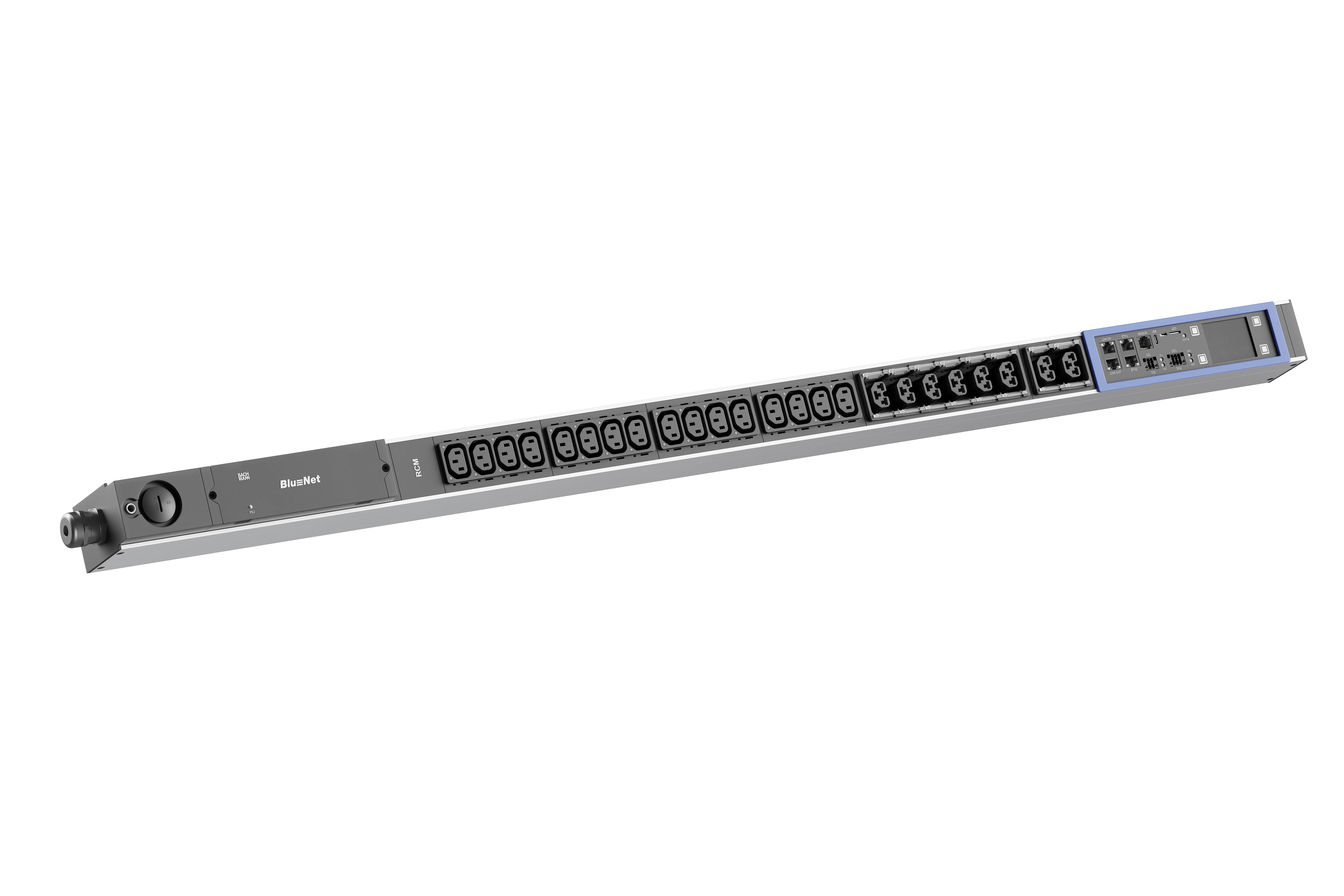 Rack-montierte Stromverteilungseinheit mit vielen Steckdosen, einem Netzschalter und einem Anzeigedisplay