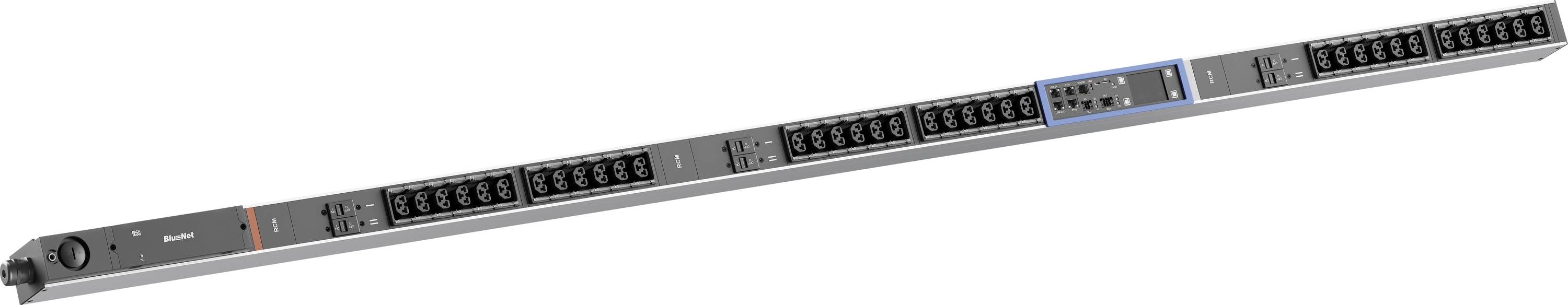 Rack-montiertes Netzwerkgerät mit mehreren Ports an der Frontplatte und Statusleuchten, in einer Schrägansicht auf weißem Hintergrund dargestellt.