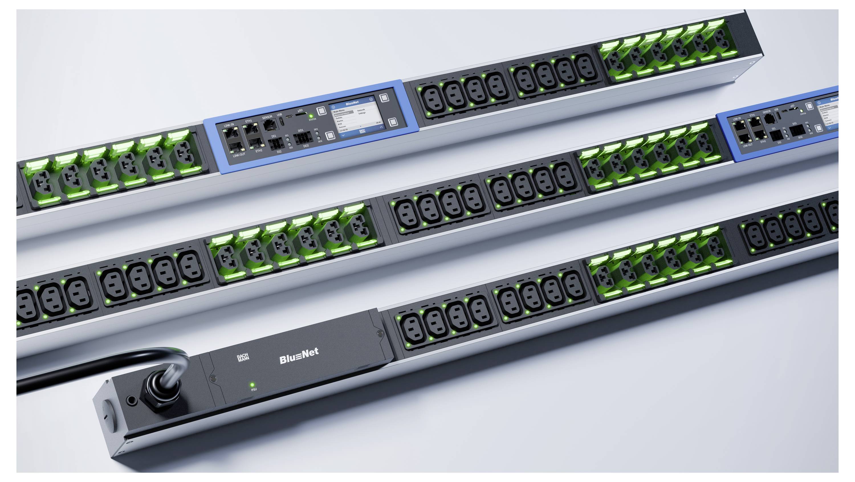 Mehrere Rack-Mount-Stromverteilungseinheiten werden gezeigt, mit Reihen von Steckdosen und Statusleuchten in schwarzen und blauen Gehäusen.