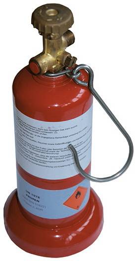 Roter Feuerlöscher mit Messingventil und Abzugsstift, vor weißem Hintergrund dargestellt.