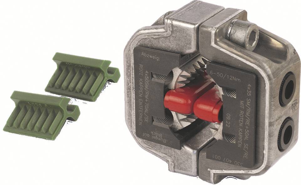Nahaufnahme einer Metallrohrschelle mit roten inneren Backen und zwei grünen abnehmbaren Einsätzen, die daneben auf weißem Hintergrund gezeigt werden.