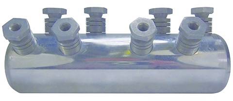Metallischer zylindrischer Stecker oder Verteiler mit fünf Gewindeschrauben oben vor schwarzem Hintergrund.