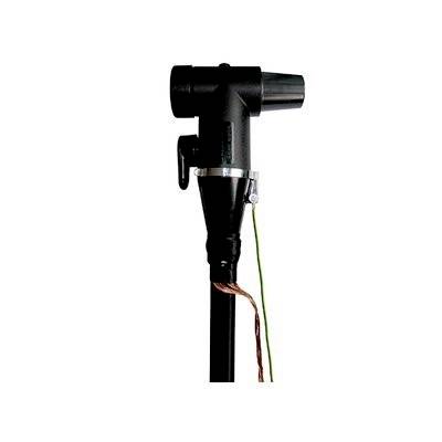 Schwarzer elektrischer Stecker oder Kabelende mit freiliegendem Kupfer und grünem Erdungsdraht auf weißem Hintergrund.