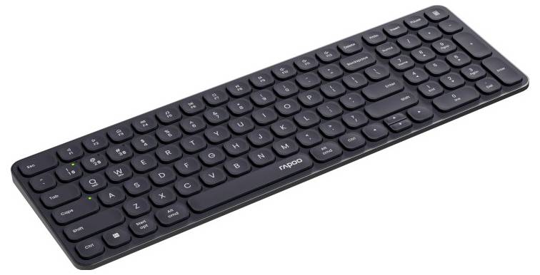Schwarze kabellose Computertastatur in schräger Ansicht auf weißem Hintergrund.