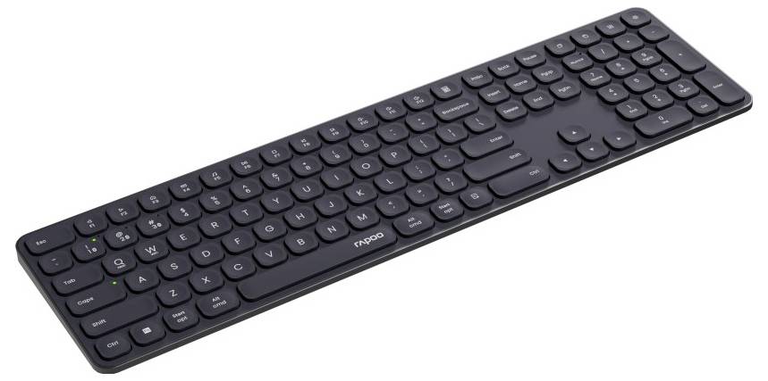 Schwarze kabellose Computertastatur in schrägem Winkel auf weißem Hintergrund gezeigt.