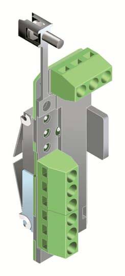 3D-Illustration eines elektrischen Klemmleisten-Steckverbinders mit grünen Steckklemmen, die auf einer grauen Metallhalterung montiert sind.