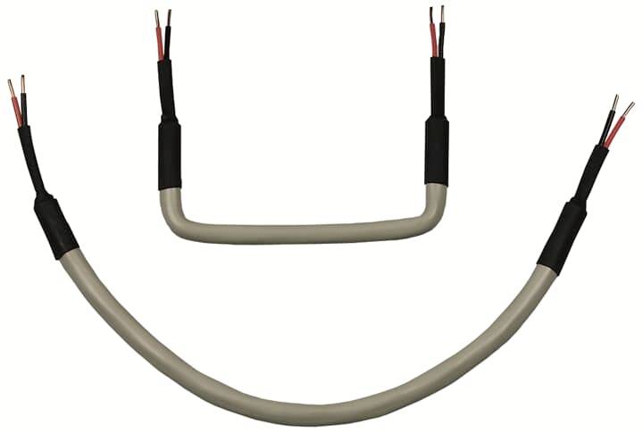 Zwei isolierte Elektrokabel, eines U-förmig und eines gebogen, jeweils mit freigelegten roten und schwarzen Drahtenden.