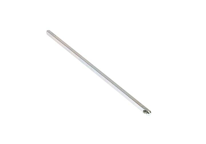 Ein langer silberner Metallstab mit einer spitzen Spitze und einem kleinen Schleifenende, schräg auf weißem Hintergrund dargestellt.