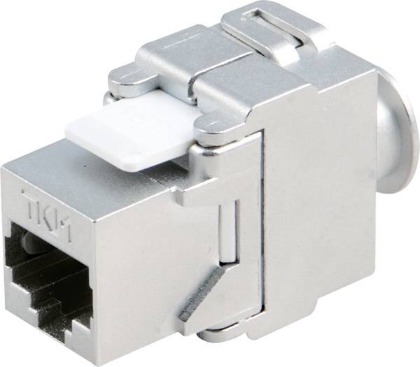 Nahaufnahme eines silbernen Ethernet-Netzwerksteckers mit weißer Verriegelungslasche, isoliert auf weißem Hintergrund.