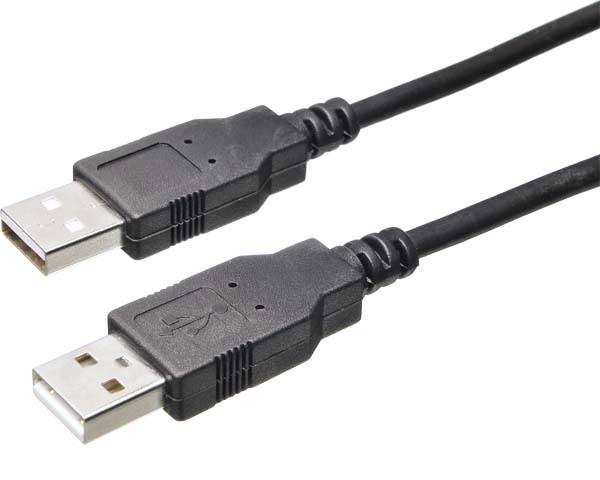 Zwei schwarze USB-Typ-A-Steckerverbinder auf weißem Hintergrund, in Großaufnahme und parallel angeordnet.