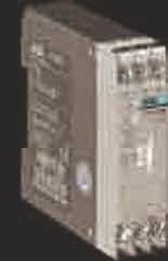 Eine Nahaufnahme eines rechteckigen elektronischen Geräts oder einer Komponente mit Anschlüssen an einem Ende und Beschriftungen auf der Seite, gezeigt vor einem dunklen Hintergrund.