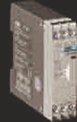 Nahaufnahme eines beigen industriellen elektronischen Moduls oder einer Stromversorgungseinheit mit Steckverbindern auf der Vorderseite und belüftetem Seitenpanel.