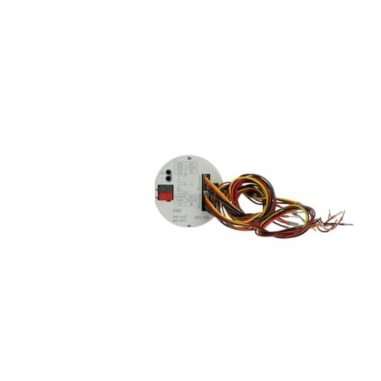 Kleines rundes graues elektronisches Modul mit angebrachten roten, schwarzen und gelben Drähten auf weißem Hintergrund.