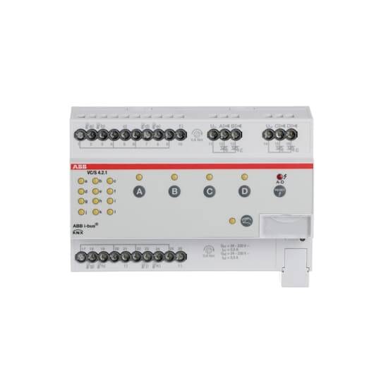 ABB i-bus KNX-Steuermodul mit mehreren Anschlussklemmen und gekennzeichneten Kontrollleuchten A, B, C und D.