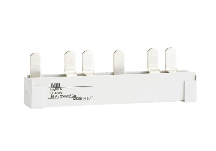 Weißer ABB Stromschienenkammstecker mit sechs Metallstiften und aufgedruckten Nennwerten, gezeigt vor einem einfachen Hintergrund.