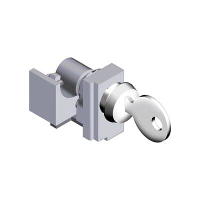 Ein Metallnockenriegel mit eingestecktem Schlüssel, in Nahaufnahme auf weißem Hintergrund dargestellt.