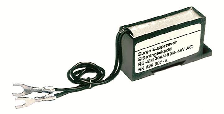 Überspannungsschutzmodul mit der Bezeichnung 'RC-EH 300/48 24-48V AC' mit angebrachten Drähten und Gabelanschlüssen für die elektrische Verbindung.