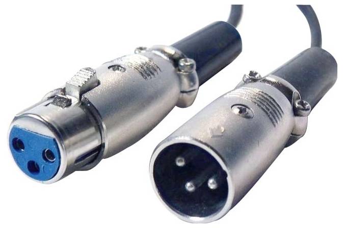 Zwei XLR-Audiokabelstecker, einer männlich und einer weiblich, in Nahaufnahme auf weißem Hintergrund dargestellt.