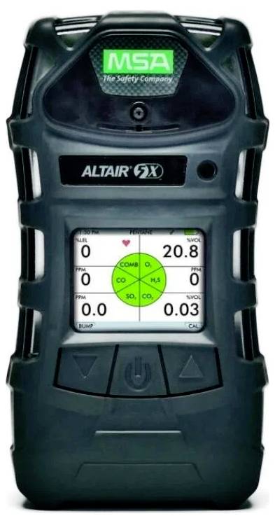 Schwarzer MSA ALTAIR 5X Gasdetektor mit digitalem Display, das Gaskonzentrationen anzeigt, und grüner Statusanzeige.