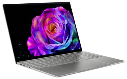 Silberner Laptop in einem Winkel geöffnet, zeigt eine lebendige mehrfarbige Rose auf einem schwarzen Bildschirm.