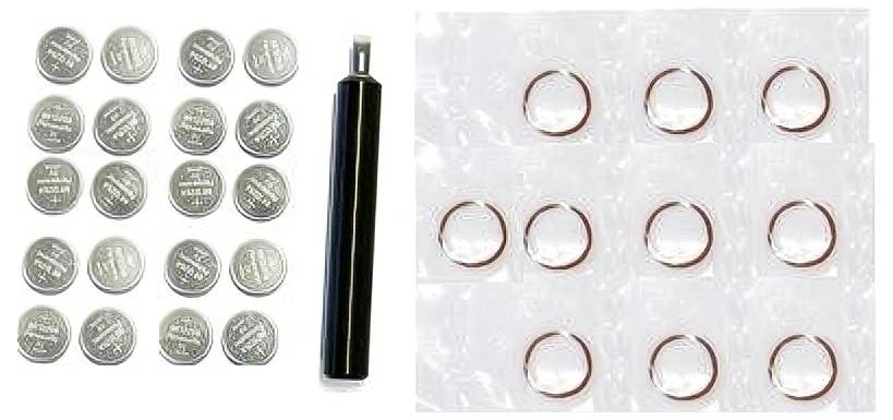 Satz von Knopfzellenbatterien und ein schwarzes Batteriewerkzeug; Batterien auf der linken Seite und Schutzringauflagen auf der rechten Seite.