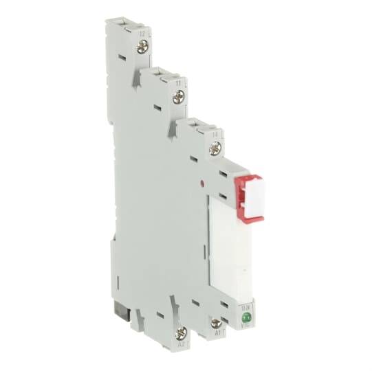 Graues Elektrelaismodul mit rotem Handschalter und Schraubklemmen auf weißem Hintergrund.