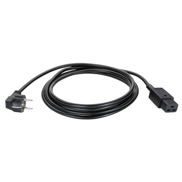Schwarzes Stromverlängerungskabel aufgerollt auf weißem Hintergrund mit geerdetem Stecker auf der einen Seite und IEC-ähnlicher Buchse auf der anderen Seite.