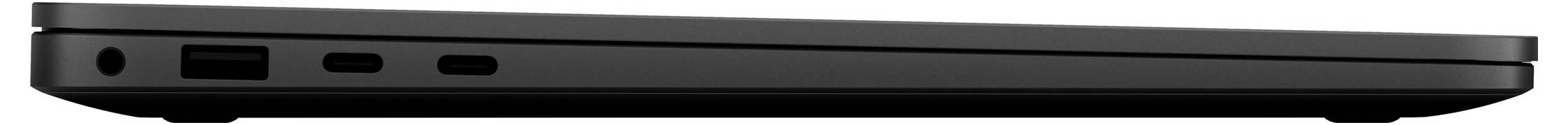 Seitenansicht eines geschlossenen schwarzen Laptops mit Blick auf die Vorderkante mit Anschlüssen und schlankem Profil.