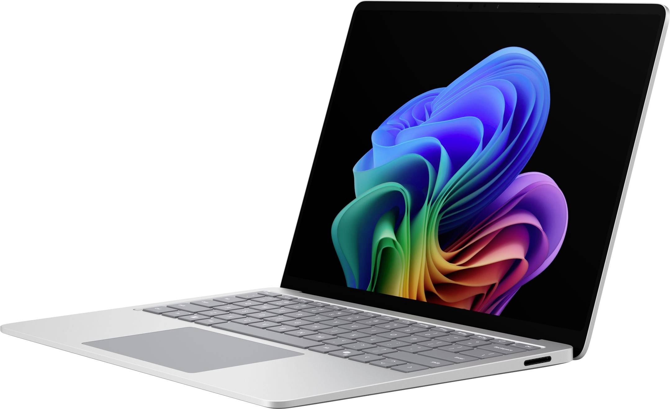 Silberner Laptop mit einem farbenfrohen abstrakten blütenartigen Hintergrundbild auf dem Bildschirm, aufgeklappt auf weißem Hintergrund dargestellt.