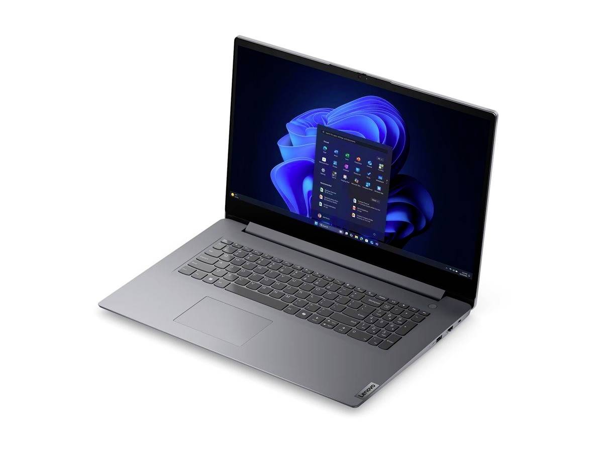 Offener grauer Laptop mit Windows 11 Desktop auf dem Bildschirm, in perspektivischer Ansicht auf weißem Hintergrund.