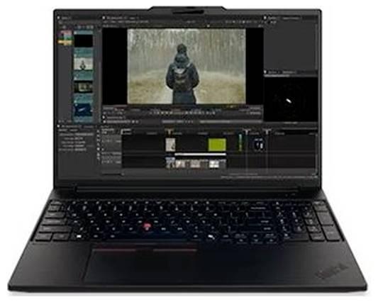 Laptop, auf dem Videobearbeitungssoftware angezeigt wird, mit einer Vorschau einer Person in einer Kapuzenjacke und einer Zeitleiste mit Clips darunter.