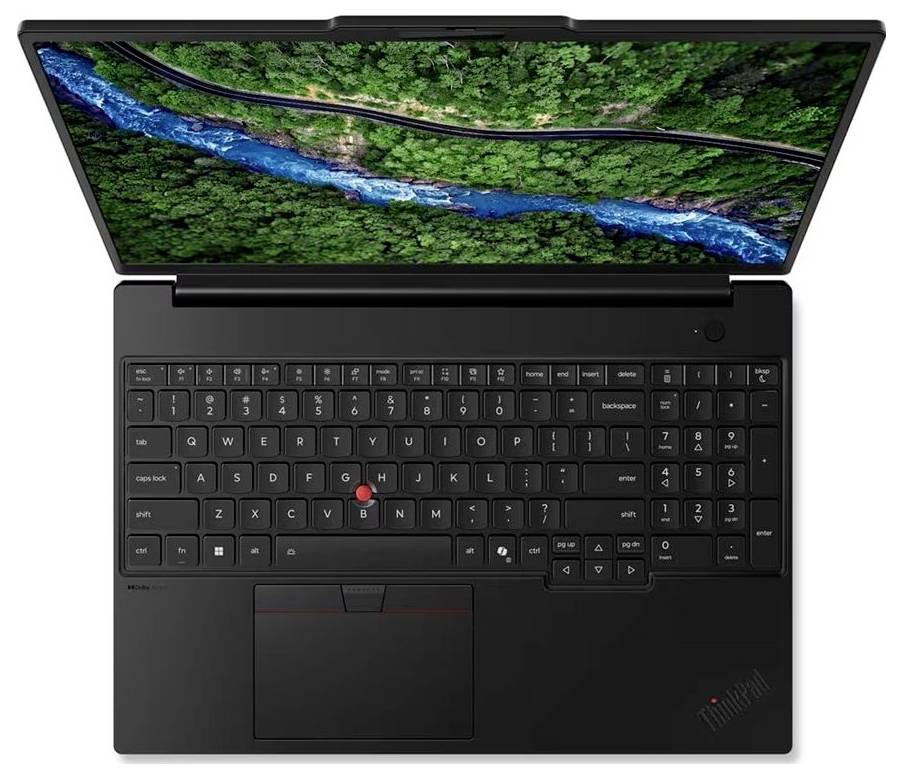 Draufsicht auf einen schwarzen Lenovo-Laptop, der auf einem Luftaufnahme einer Landschaft auf dem Bildschirm geöffnet ist, mit vollständig sichtbarer Tastatur und Touchpad.