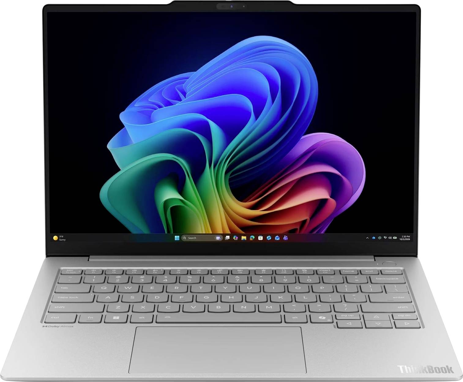 Silberner Lenovo ThinkBook-Laptop, offen auf weißem Hintergrund, zeigt ein buntes abstraktes Windows-ähnliches Hintergrundbild auf dem Bildschirm.