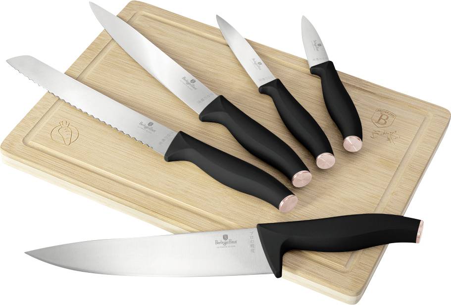 Fünfteiliges Messer-Set für die Küche mit schwarzen Griffen auf einem Bambusschneidebrett, einschließlich eines großen Kochmessers und eines Wellenschliff-Brotmessers.