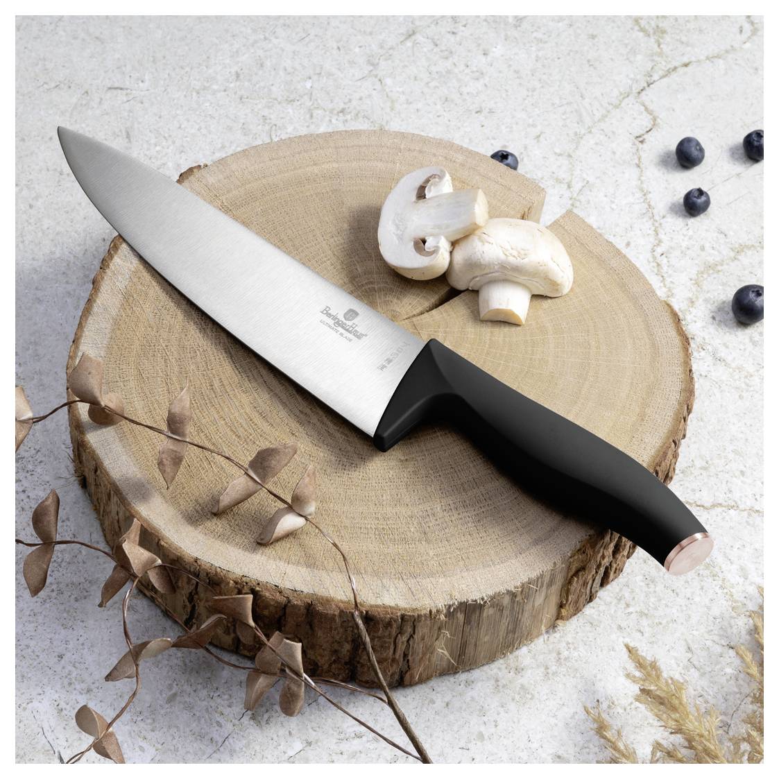 Chefmesser ruht auf einem Holzschneidebrett mit geschnittenen Pilzen, dargestellt als stilisiertes Lebensmittelzubereitungsbild.