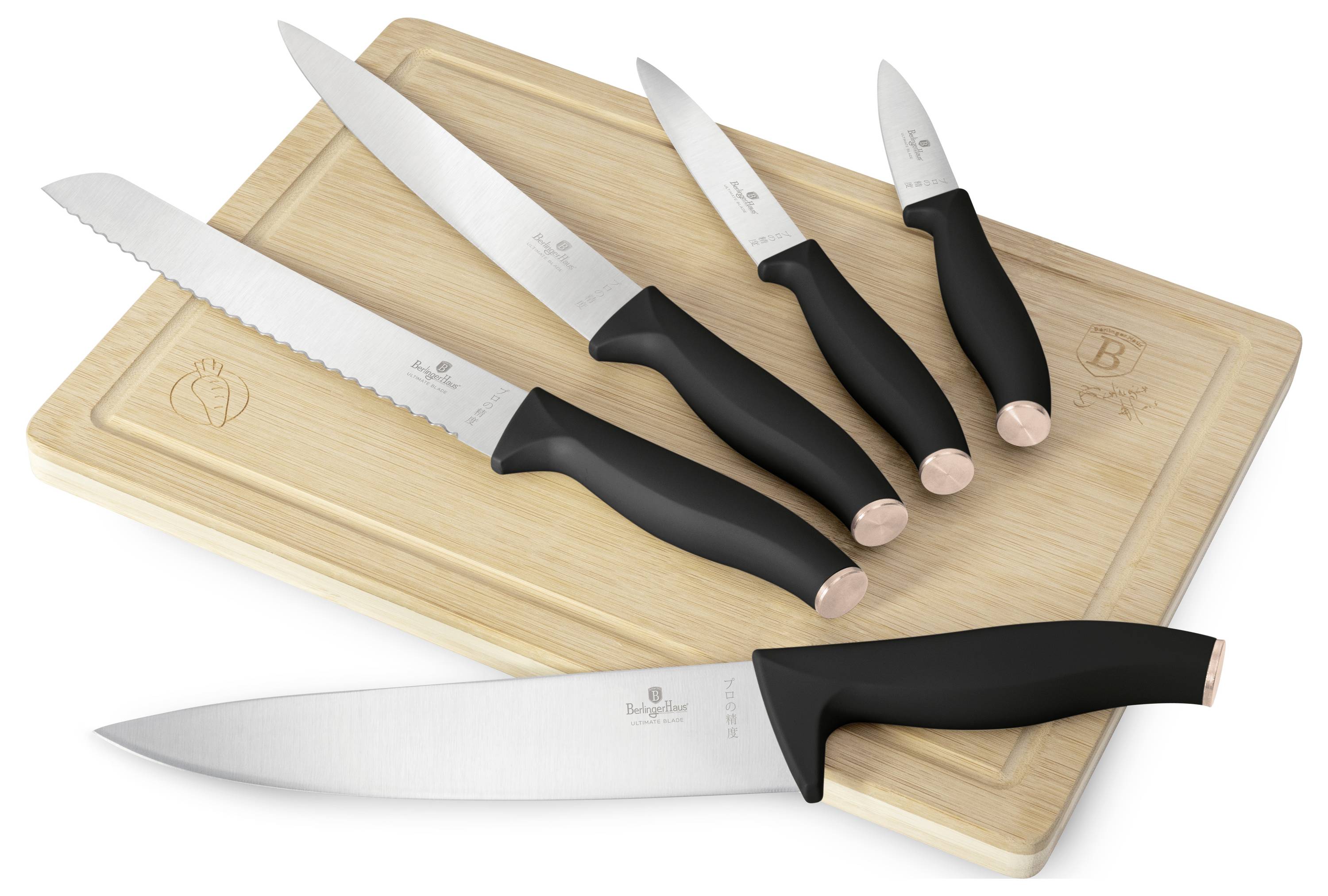 Fünf Küchenmesser mit schwarzen Griffen auf zwei Holz-Schneidebrettern angeordnet, einschließlich eines Brotmessers, eines Kochmessers, eines Universalmessers, eines Schälmessers und eines Schneidemessers.