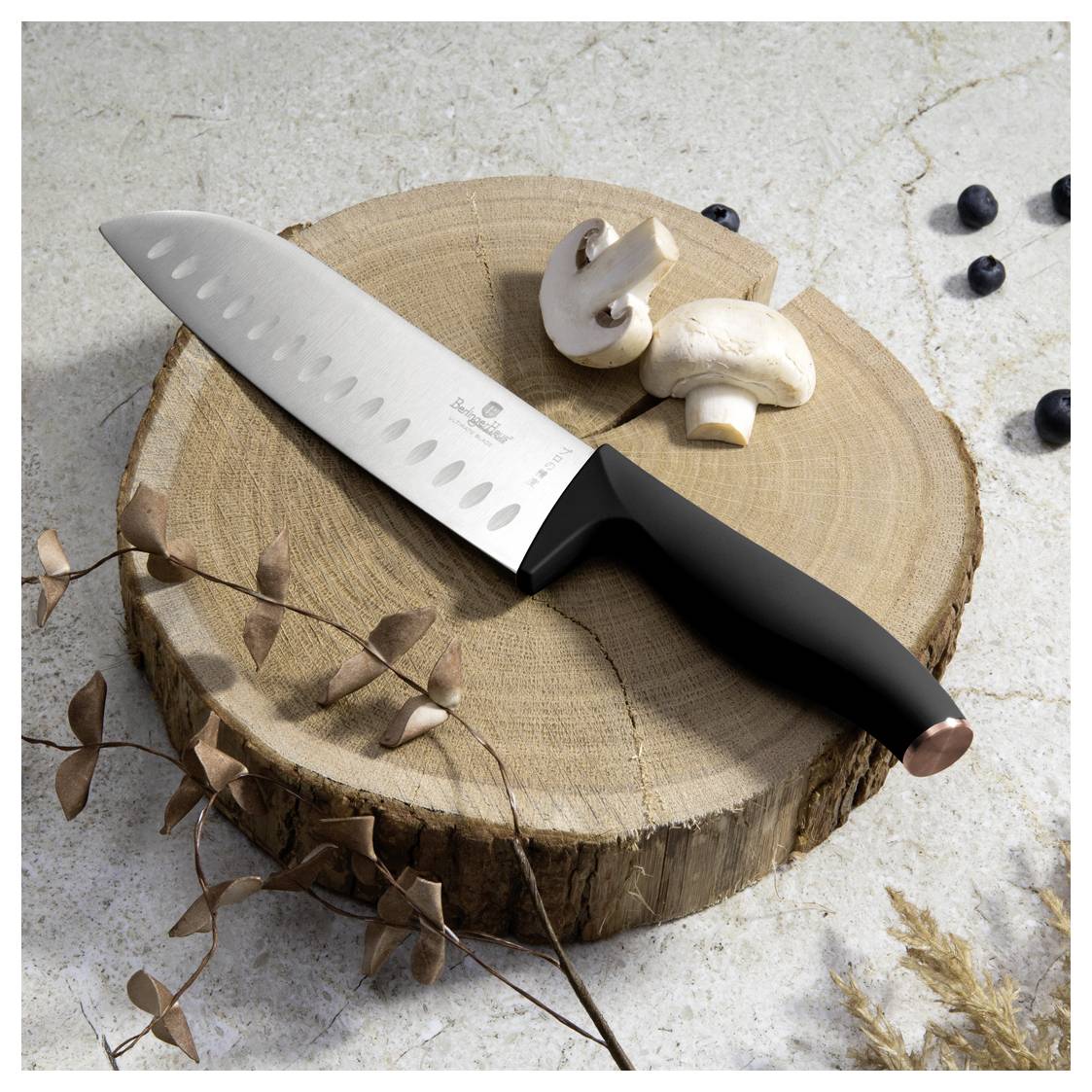 Küchenmesser ruht auf einem Baumstumpf mit geschnittenen Pilzen, dargestellt in einem rustikalen Food-Prep-Stillleben.
