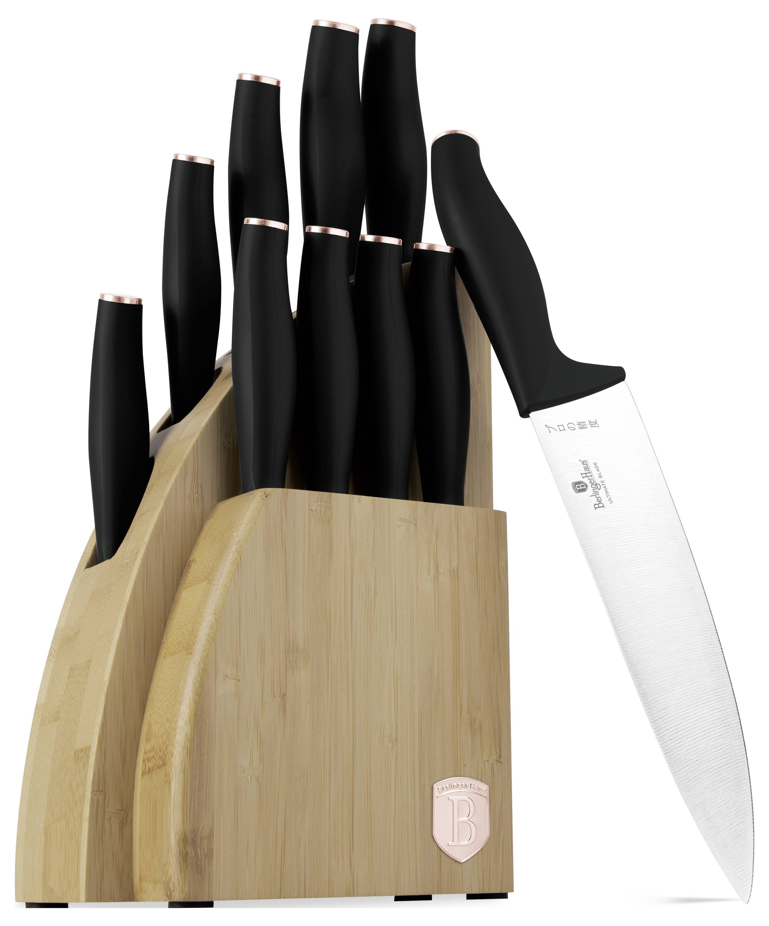Holzmesserblocksatz mit schwarzgriffigen Messern; ein großes Kochmesser ist herausgezogen und ruht rechts.