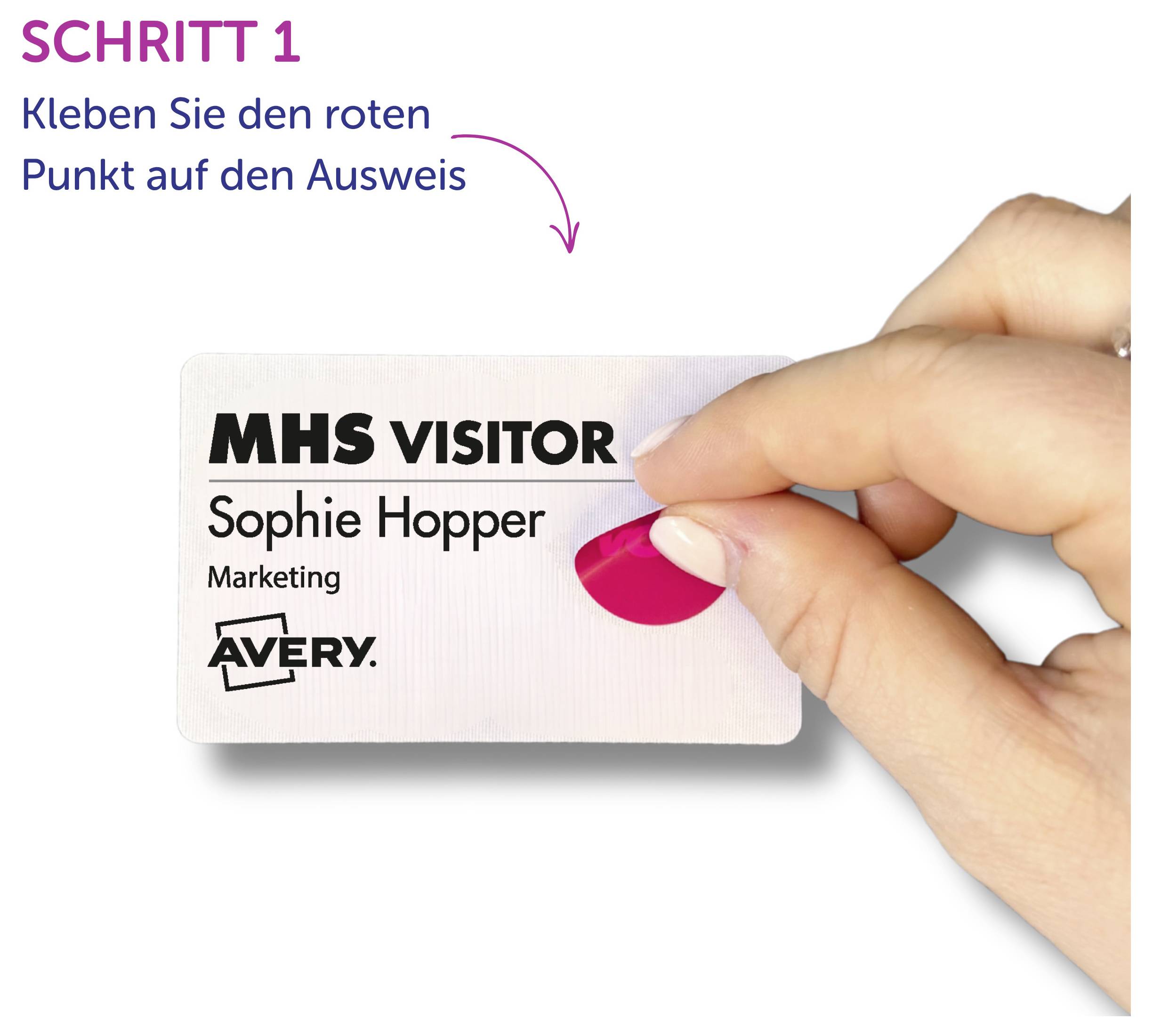 Schritt 1: Kleben Sie den roten Punkt auf den Ausweis; eine Hand drückt den roten Punkt auf einen Besucherausweis mit dem Namen Sophie Hopper.