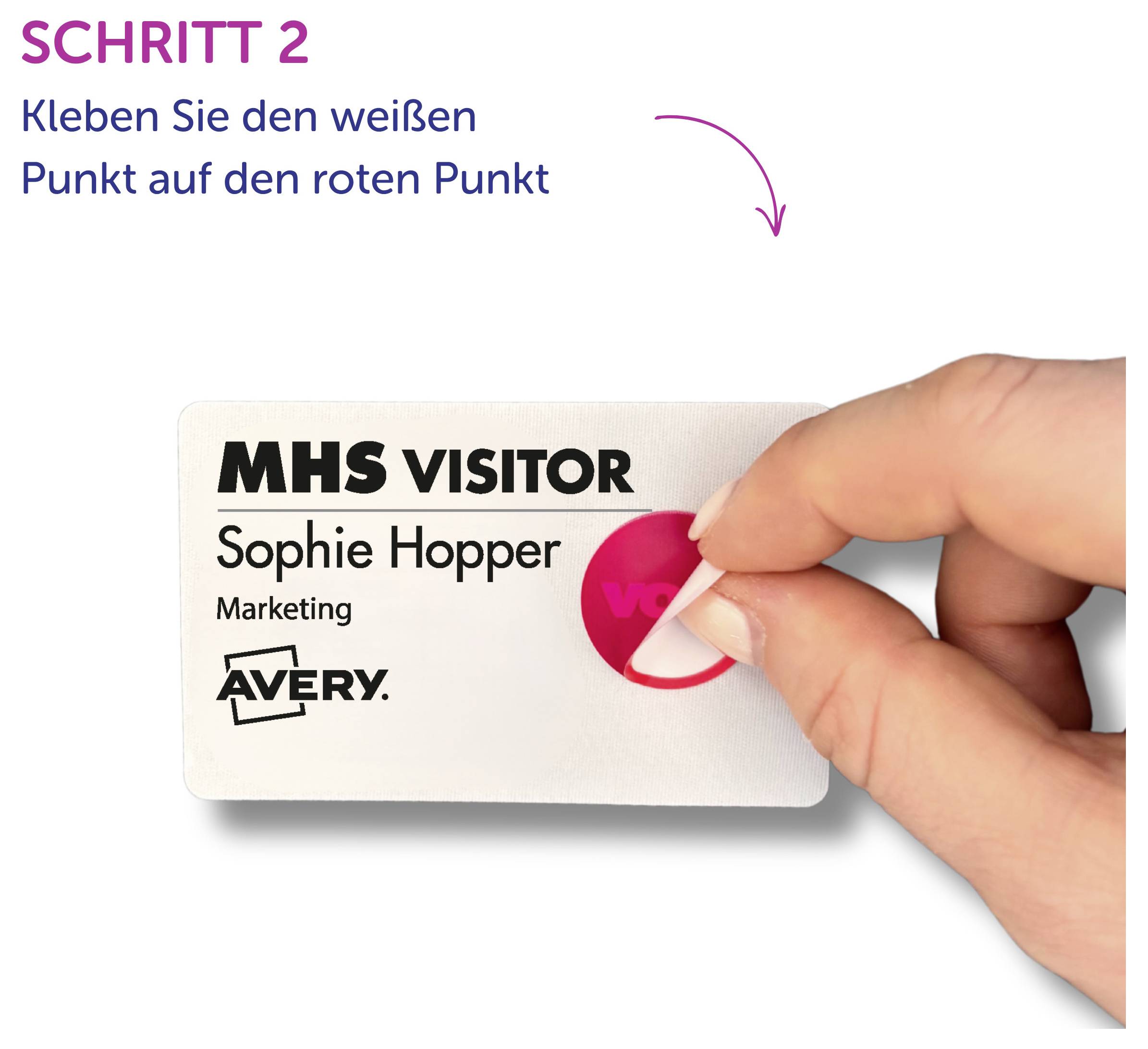 Schritt 2: Weißen Punkt auf den roten Punkt eines Besucherausweises kleben; Hand platziert einen runden Sticker auf der Karte mit 'Sophie Hopper'.