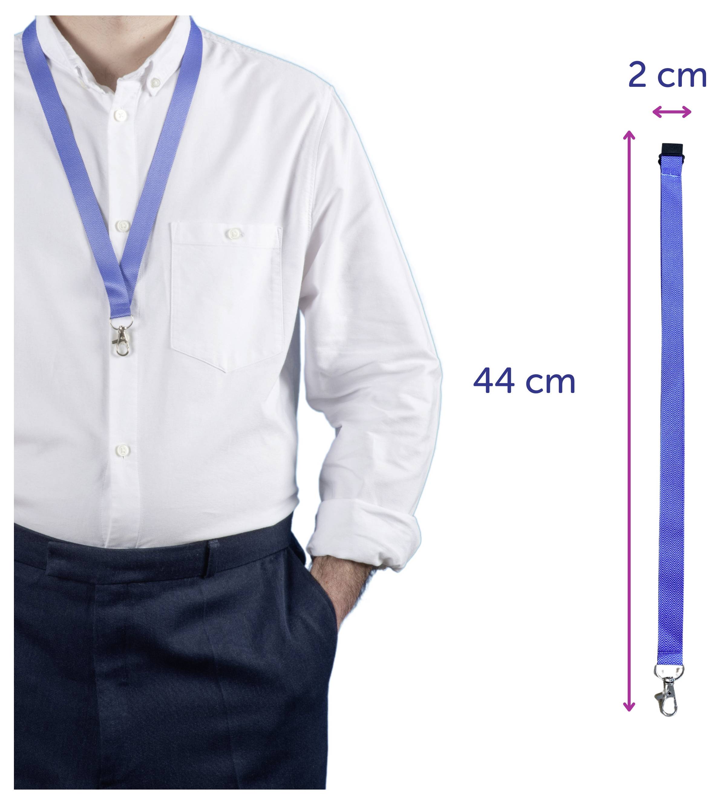 Mann trägt ein blaues Umhängeband mit Karabiner; rechts sind die Maße 44 cm Länge und 2 cm Breite gezeigt.