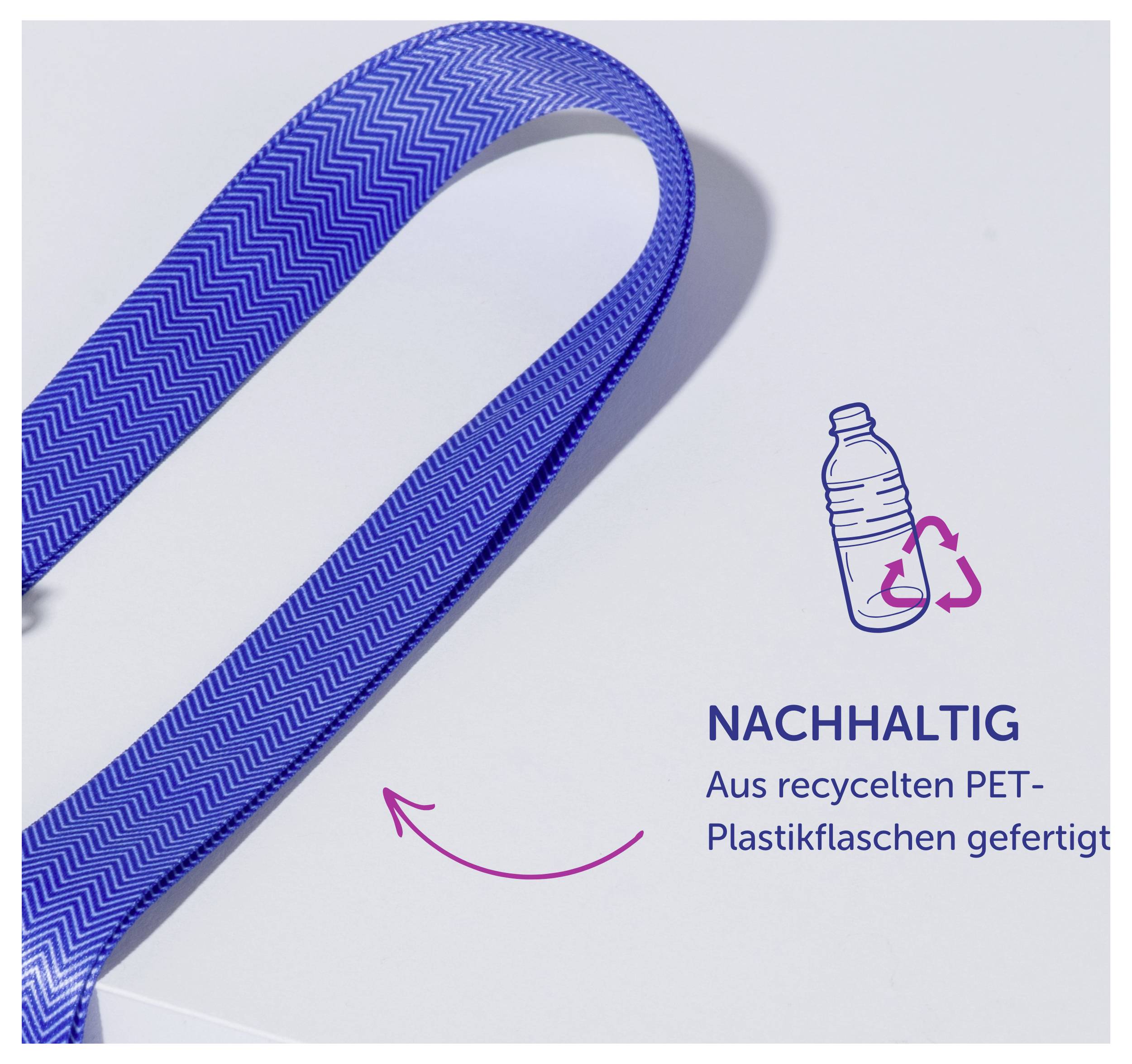 Blaues, strukturiertes Band neben Symbol einer PET-Flasche mit Recyclingzeichen und Text 'NACHHALTIG – Aus recycelten PET-Plastikflaschen gefertigt'.