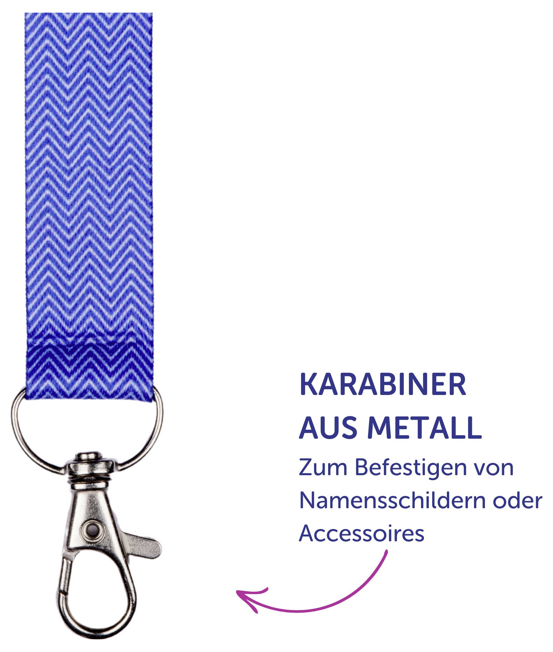 Blauer Zickzack-Gurt mit Metallkarabiner; rechts der Text 'KARABINER AUS METALL' und 'Zum Befestigen von Namensschildern oder Accessoires'.