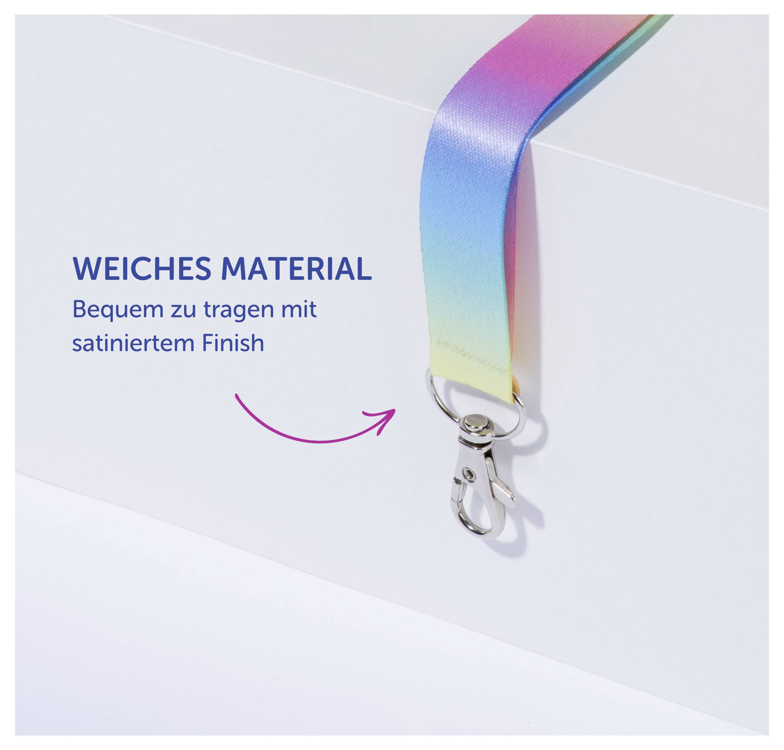 Regenbogenfarbiges Lanyard mit Metallclip; Text: 'WEICHES MATERIAL' und 'Bequem zu tragen mit satiniertem Finish'.
