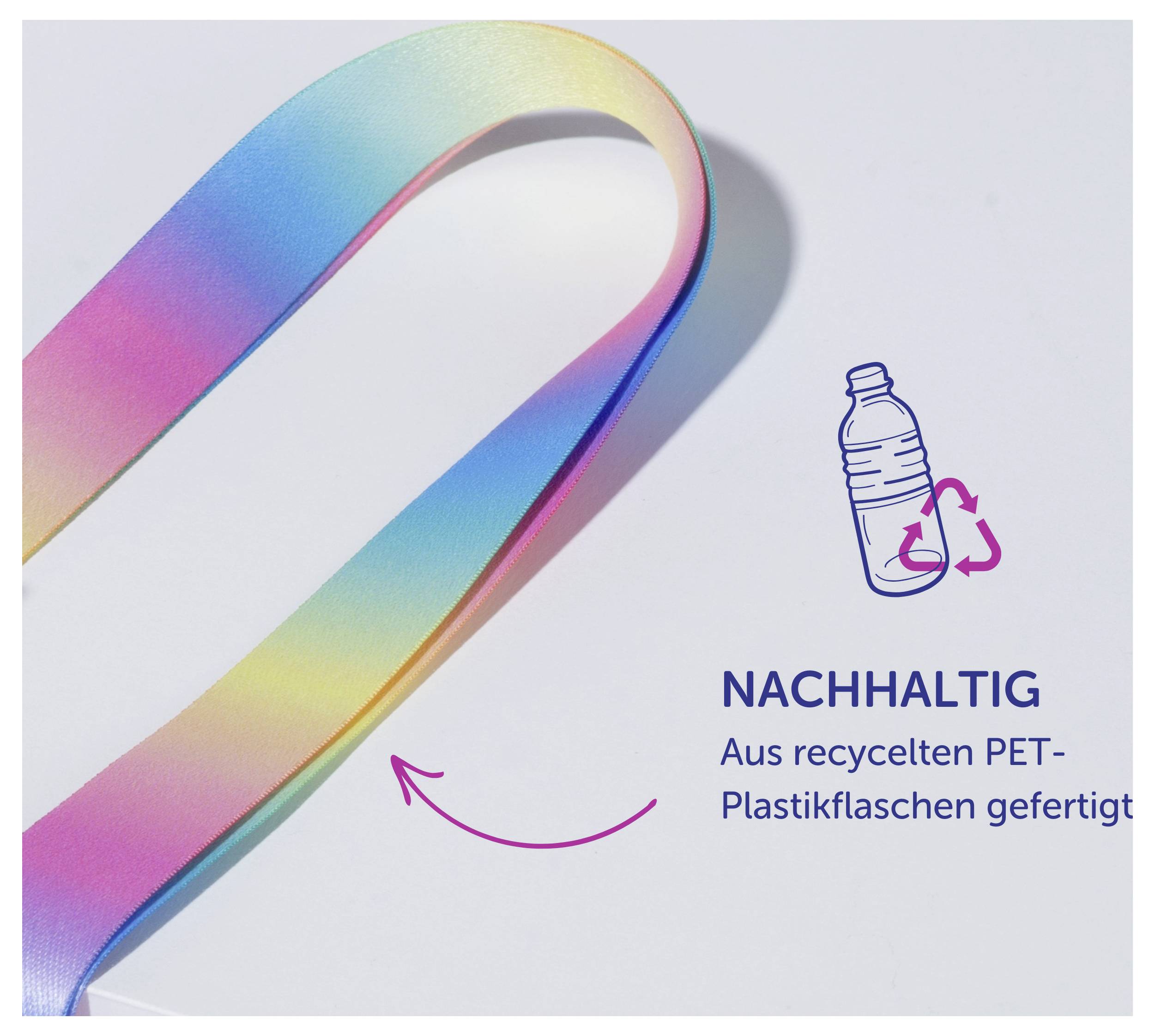 Regenbogenfarbener Stoffstreifen aus recycelten PET-Plastikflaschen; Text: 'NACHHALTIG' und 'Aus recycelten PET-Plastikflaschen gefertigt' mit Recyclingflaschen-Symbol.