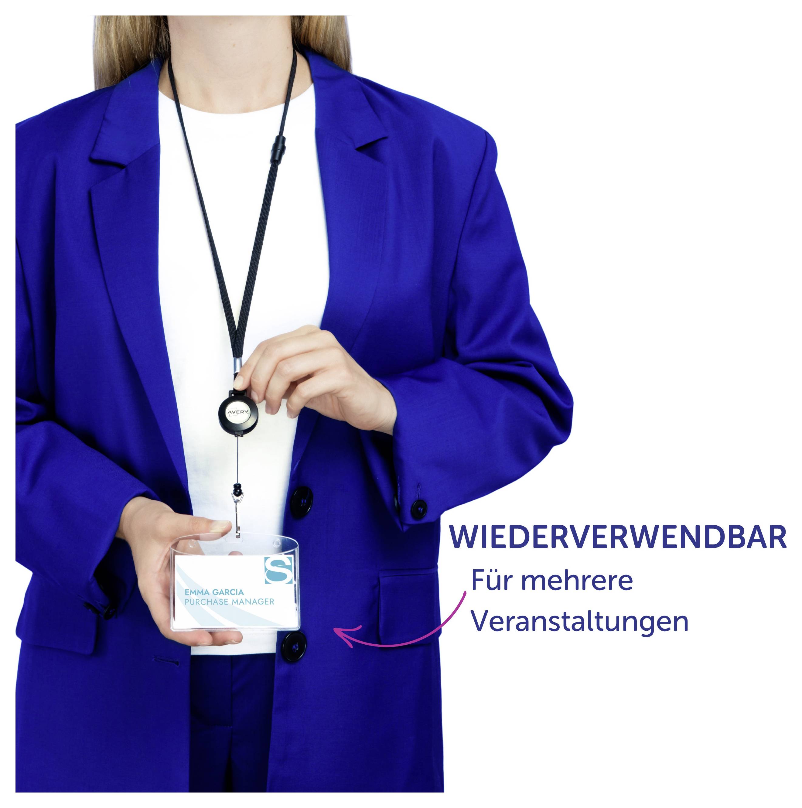 Person im blauen Blazer trägt einen wiederverwendbaren Namensausweis; Text: 'WIEDERVERWENDBAR – Für mehrere Veranstaltungen'.