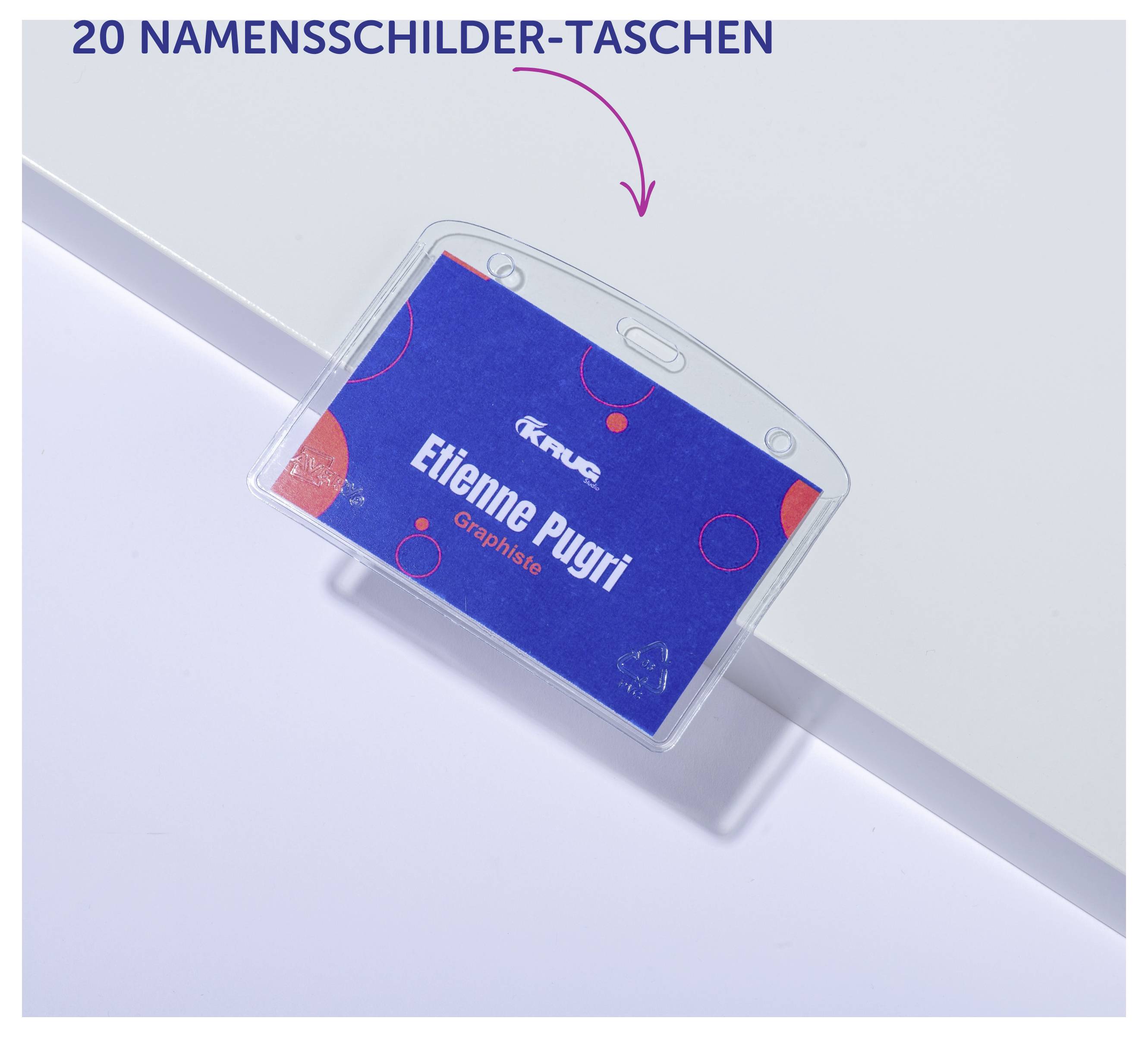 Transparente Namensschild-Tasche mit blauem Einleger 'Etienne Pugri' an einem Band; oben steht '20 NAMENSCHILDER-TASCHEN'.