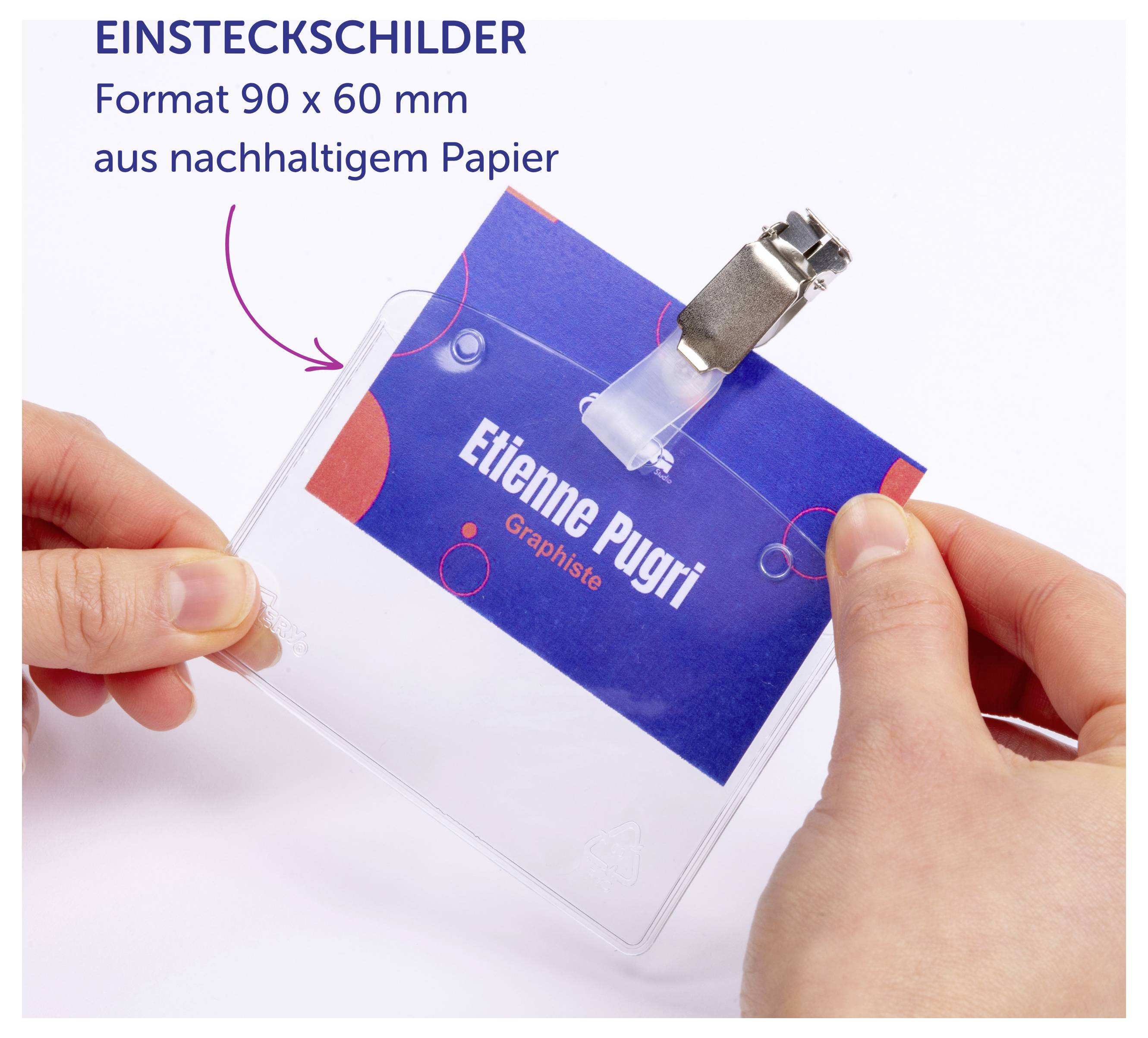 Ausweishülle mit Clip für Einsteckschild; Text: 'EINSTECKSCHILDER', Format 90 x 60 mm, aus nachhaltigem Papier.