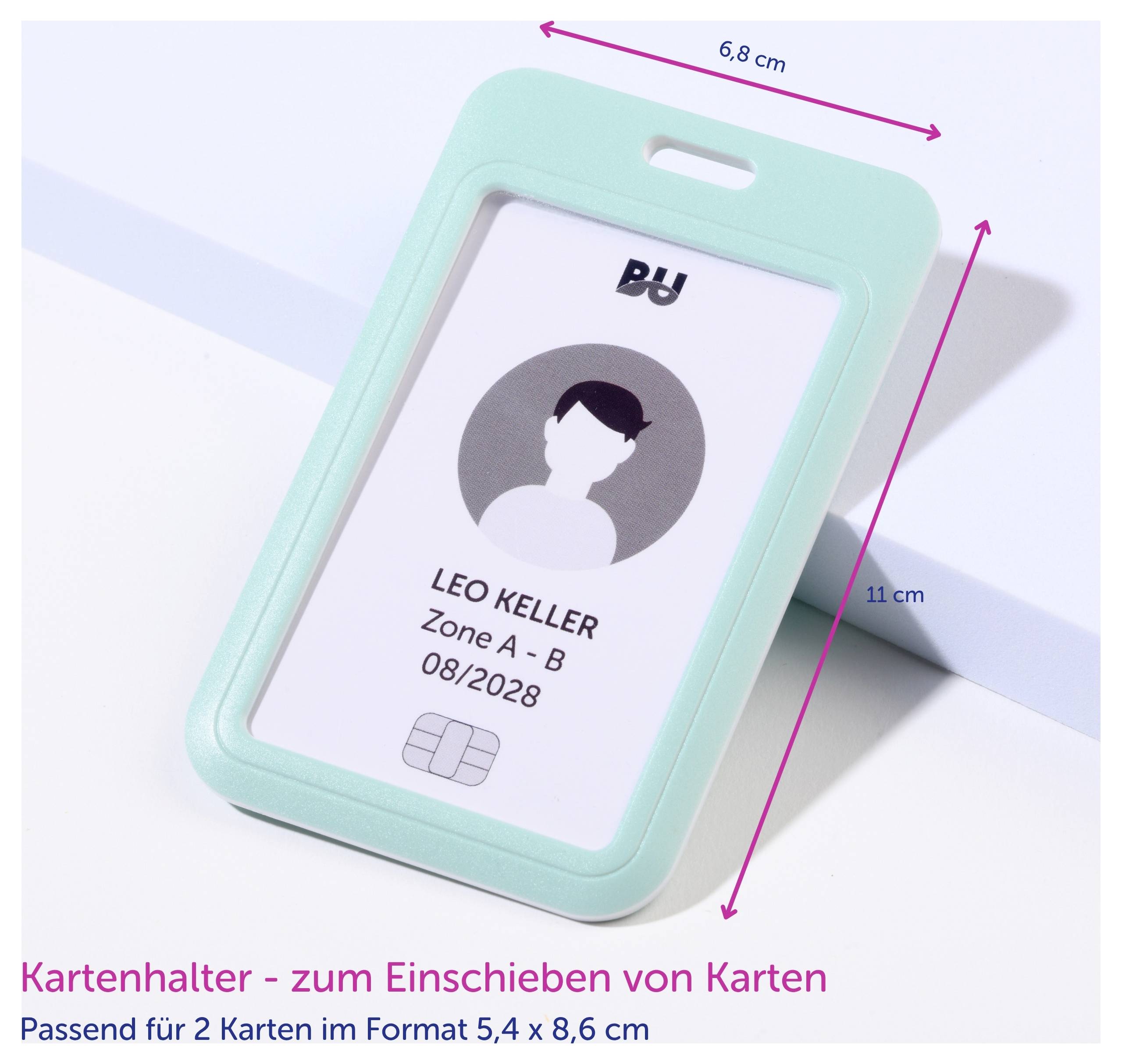 Türkisfarbener Kartenhalter für Ausweise, mit eingefügtem Beispielausweis; Maße 6,8 cm x 11 cm, passend für 2 Karten im Format 5,4 x 8,6 cm.